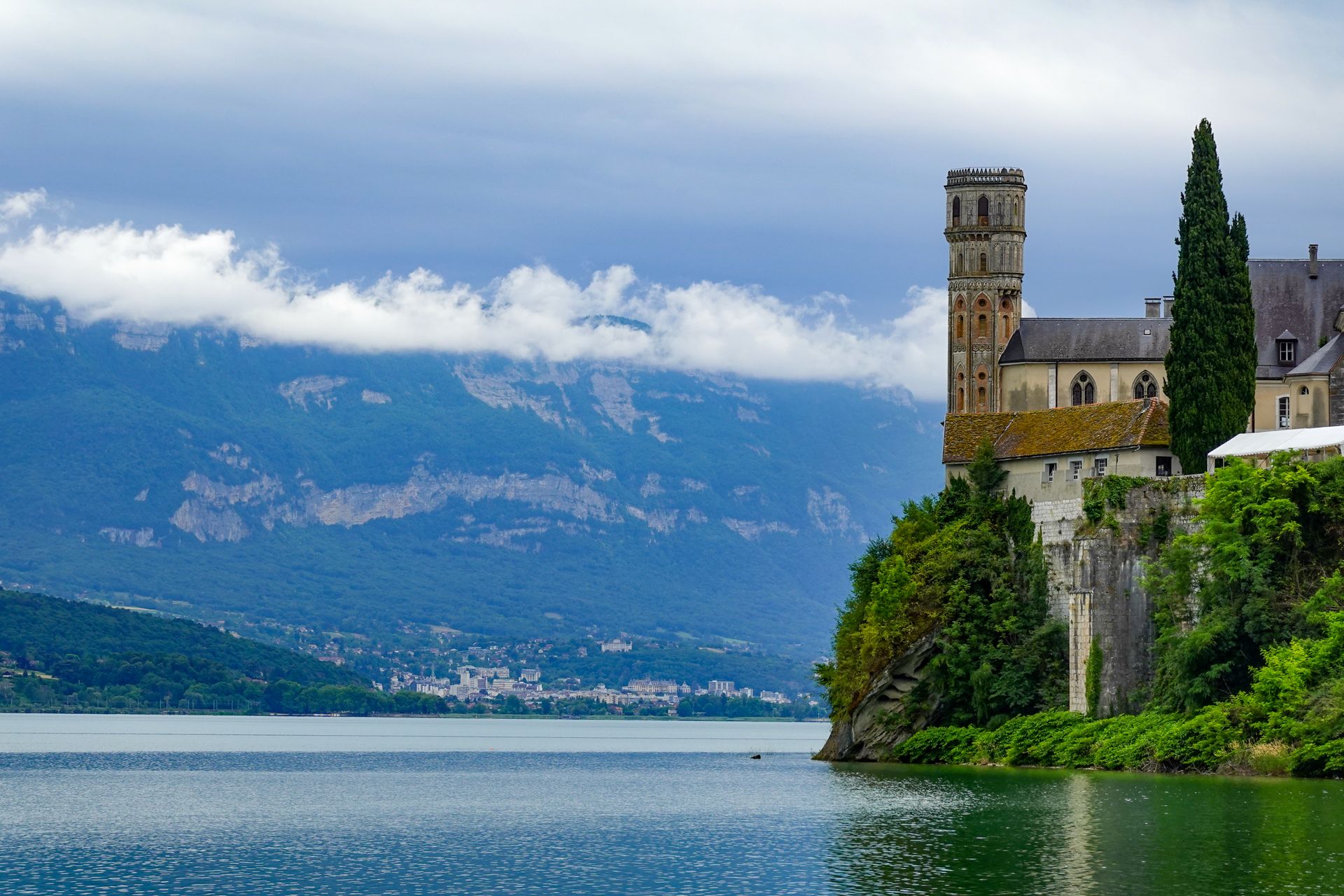 L'abbaye royale de Hautecombe au bord du lac du Bourget