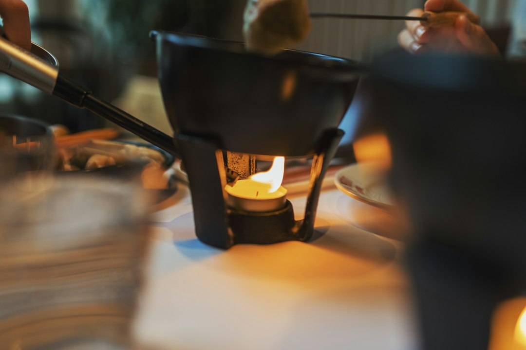Caquelon de fondue au fromage chauffé à la bougie
