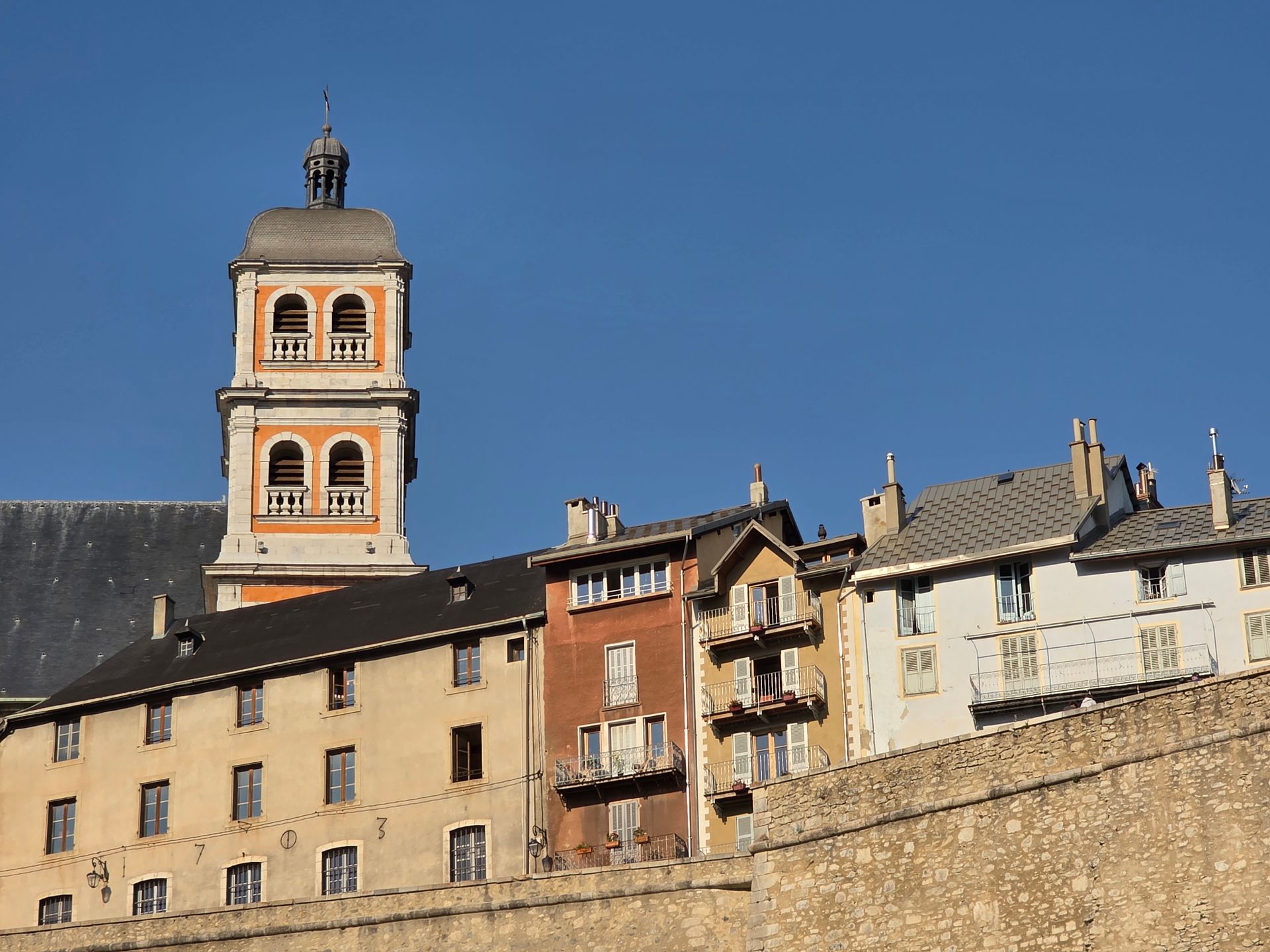 Clocher de la cathédrale Saint-François-de-Sales dans la vieille ville de Chambéry