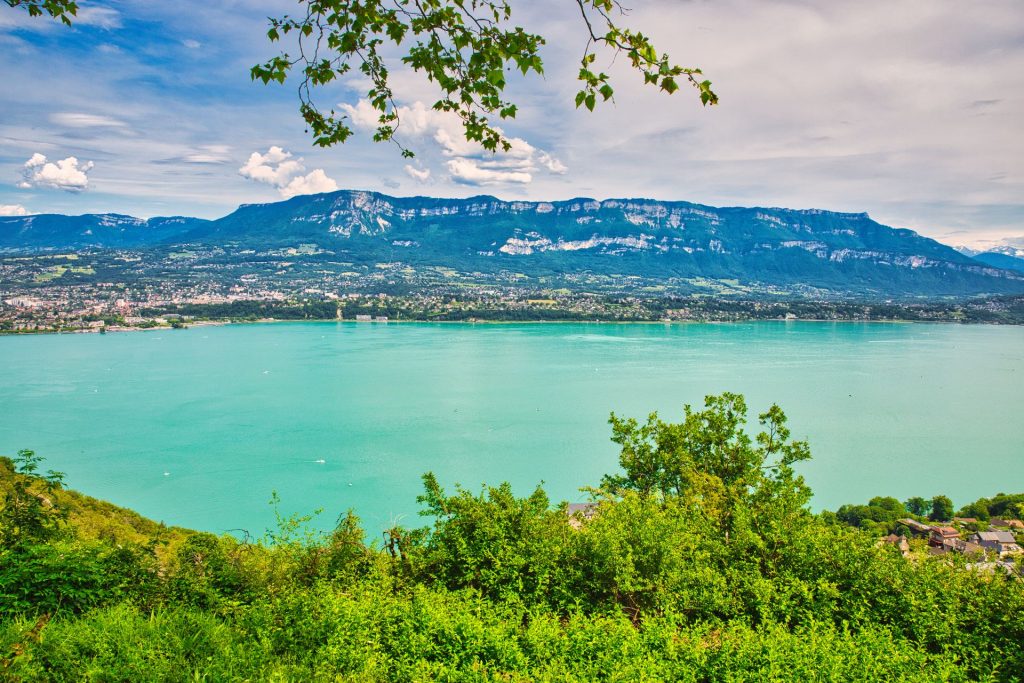 Le lac du Bourget et les montagnes savoyardes par une journée d'été