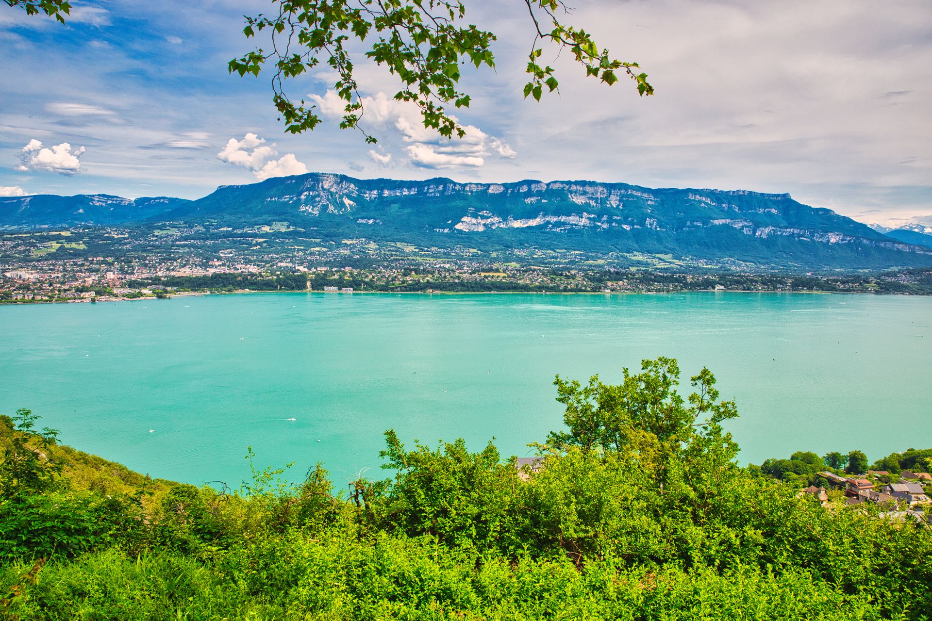 Le lac du Bourget et les montagnes savoyardes par une journée d'été