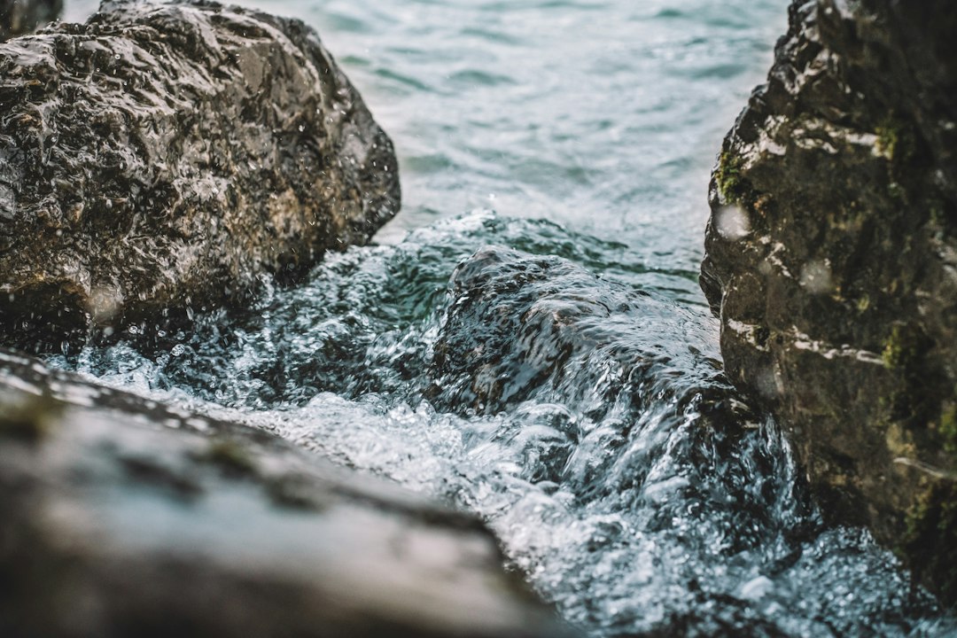 Vagues sur le lac du Bourget, l'un des incontournables de Savoie
