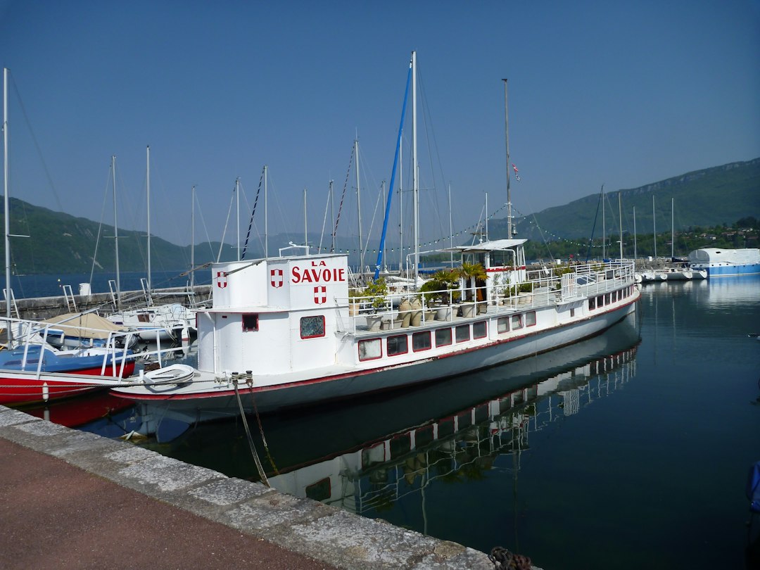 Le lac du Bourget, plus grand lac naturel de France, en Savoie