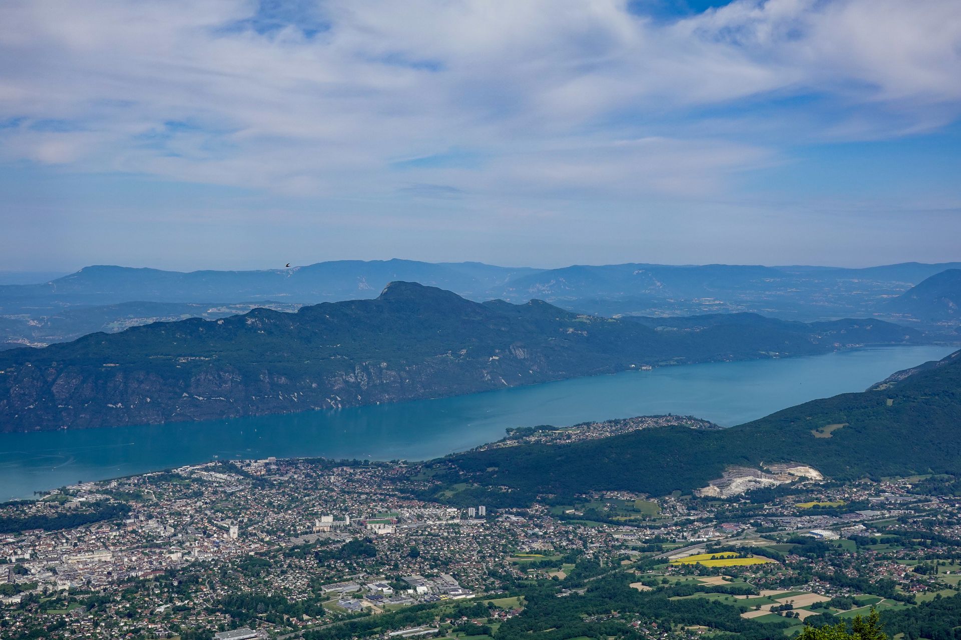 Vue aérienne depuis le Mont Revard, dans le massif des Bauges, sur le lac du Bourget
