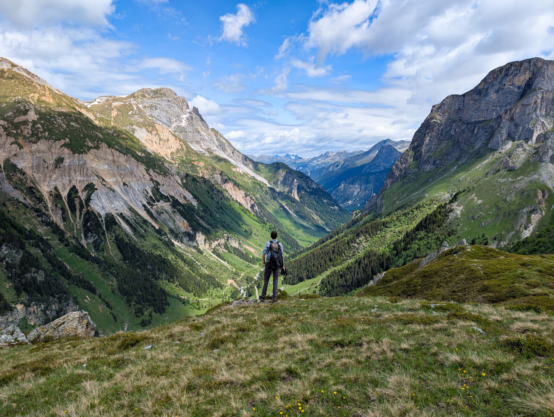Randonneur face aux sommets du parc national de la Vanoise