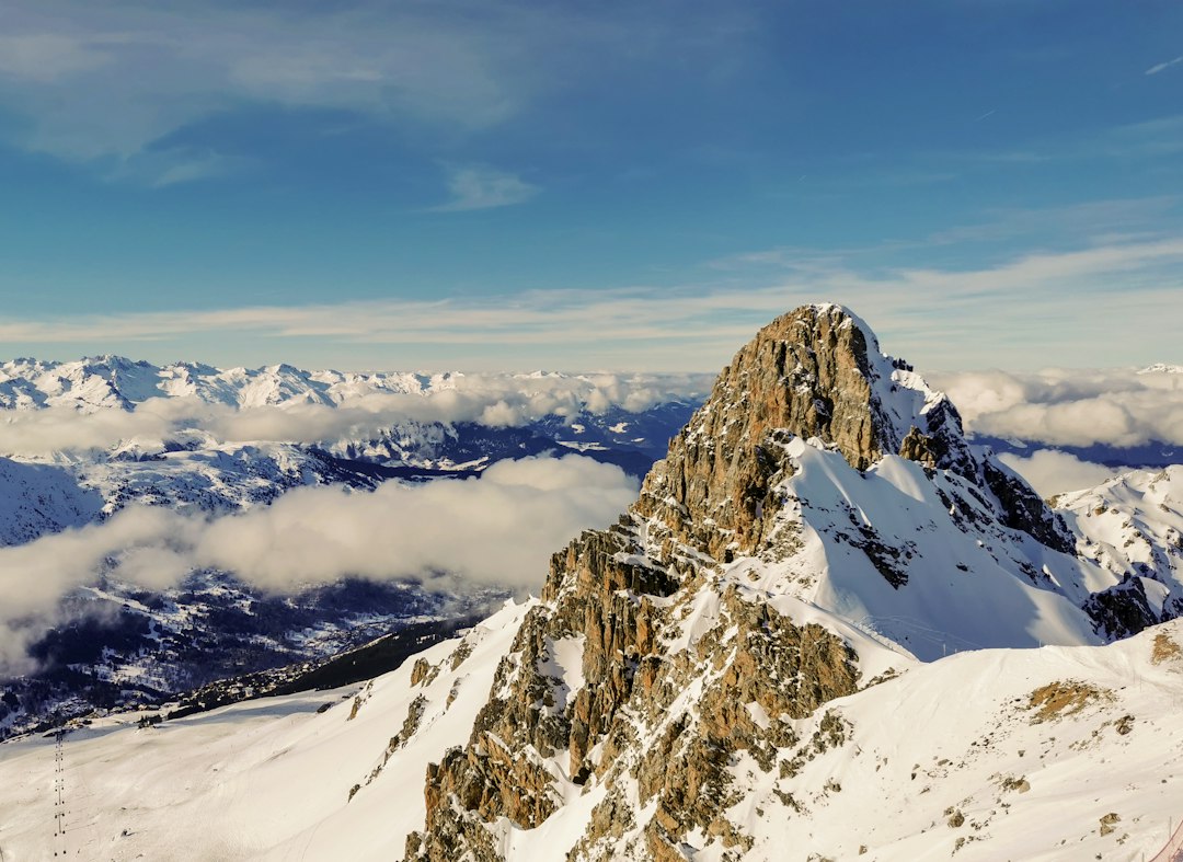 Sommets au-dessus d'une mer de nuages près de Courchevel, en Savoie