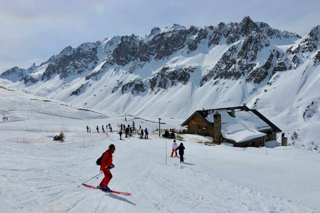Skieurs et chalet d'altitude à Valloire, en Maurienne