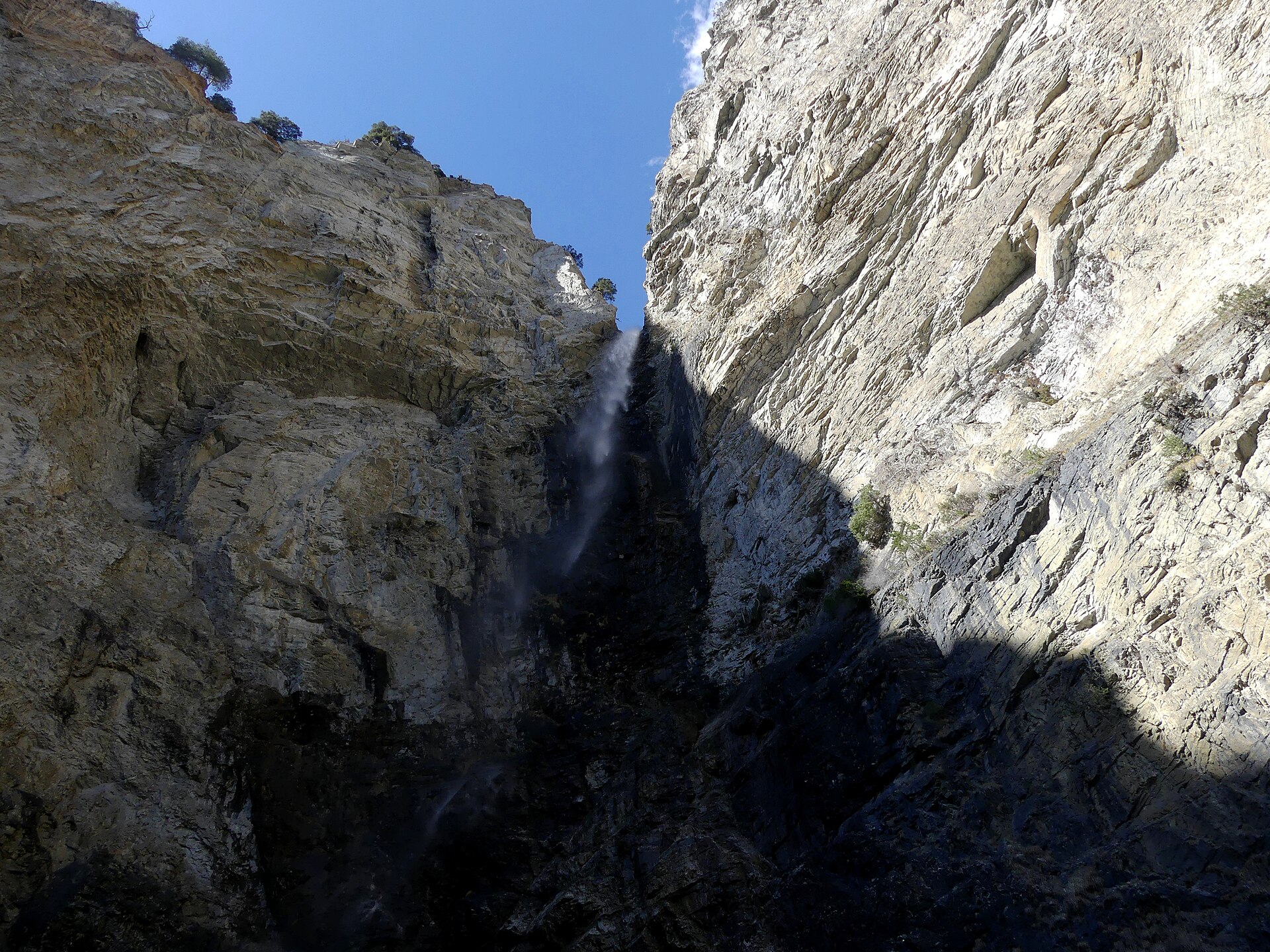 Vue au pied de la cascade Saint-Benoît à Avrieux, en Maurienne