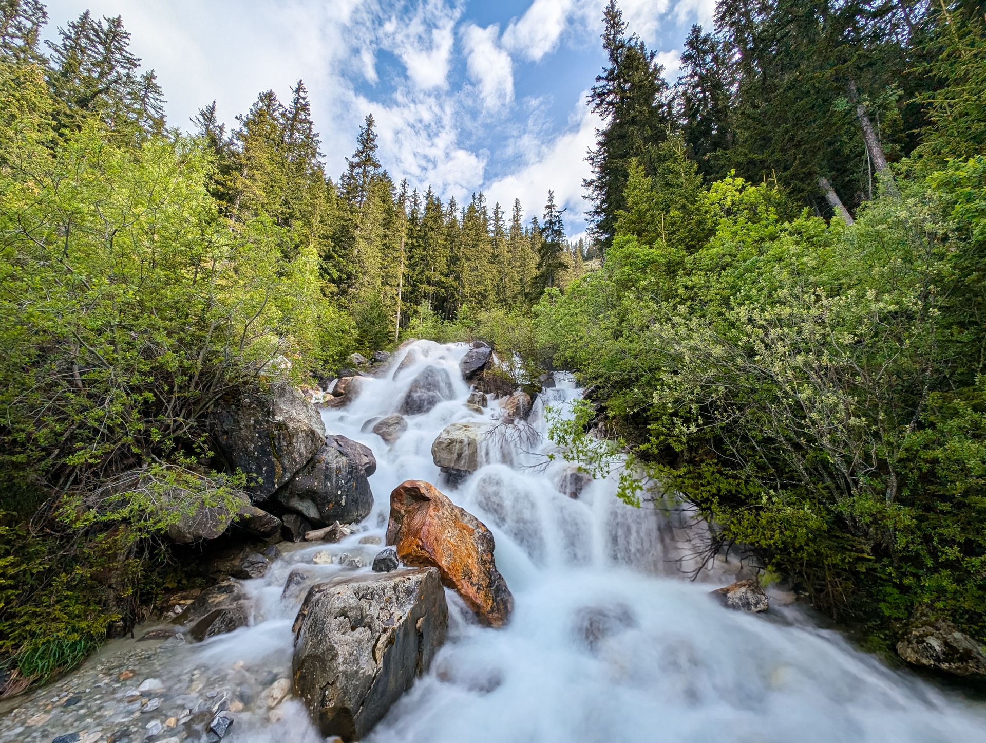 Cascade dévalant les rochers dans le parc national de la Vanoise