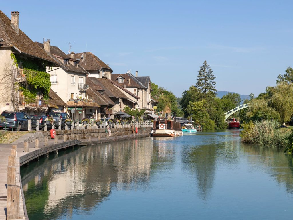 Maisons du village de Chanaz au bord du canal de Savières, en été