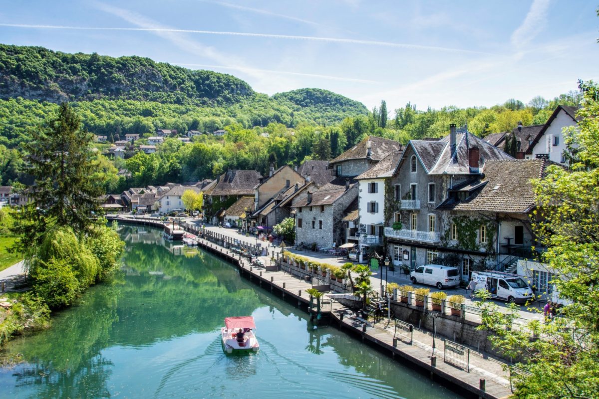 Le canal de Savières et les maisons de Chanaz, la petite Venise savoyarde