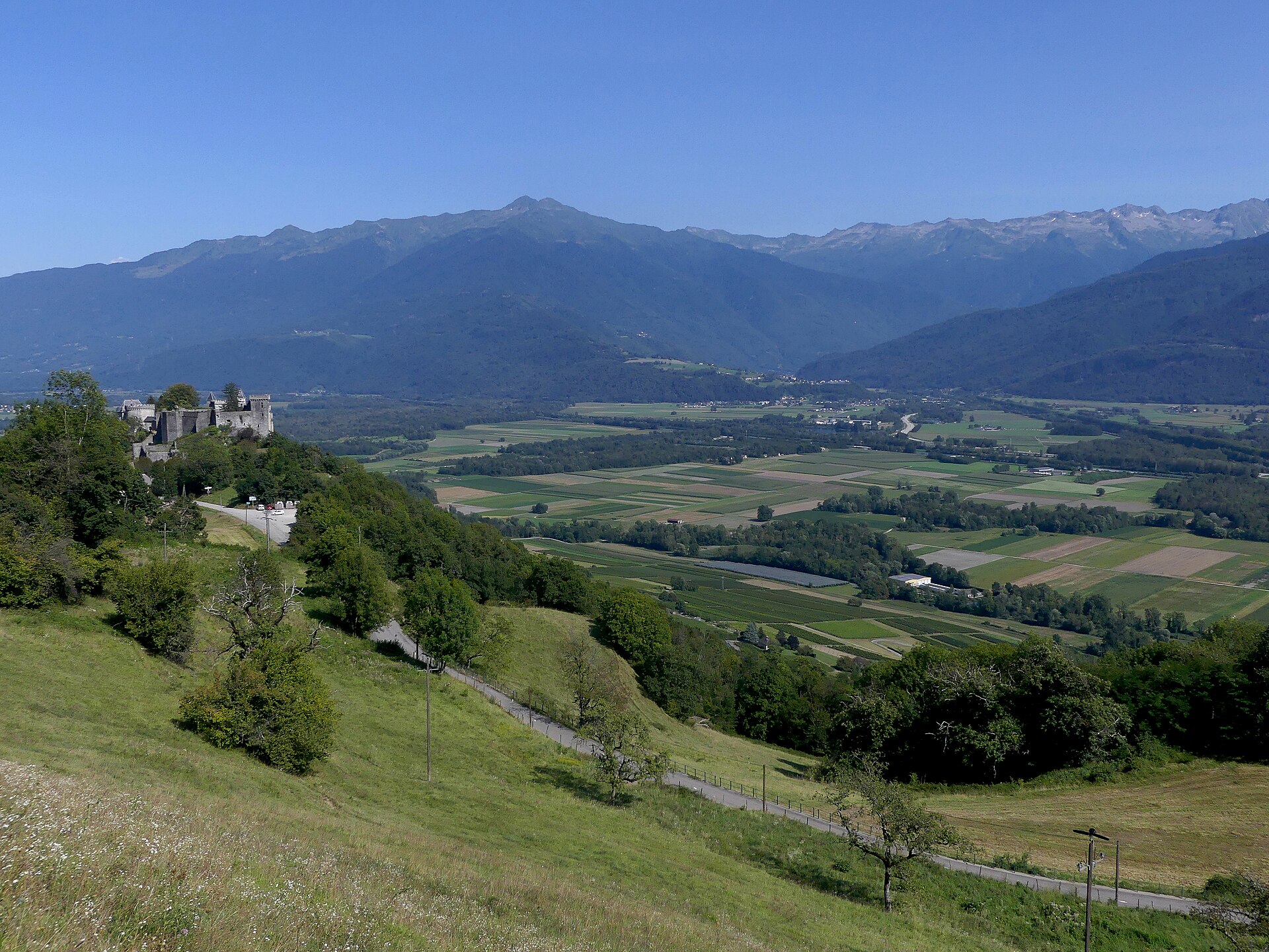 Le château de Miolans perché au-dessus de la Combe de Savoie