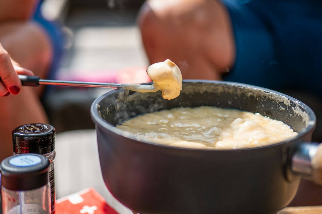 Fondue savoyarde : pain trempé dans le caquelon de fromage fondu