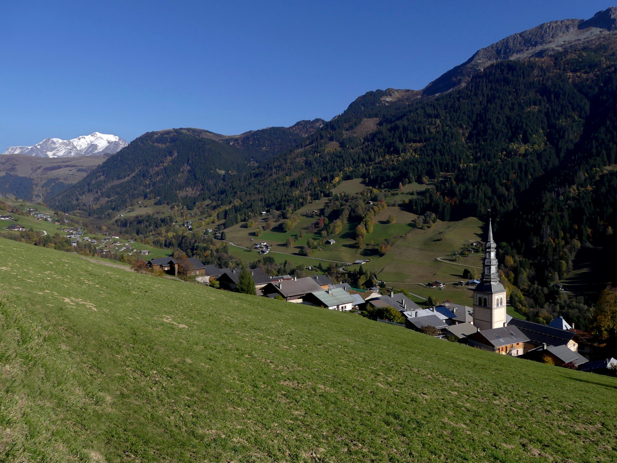 Chef-lieu d'Hauteluce et le Mont-Blanc en automne, dans le Beaufortain