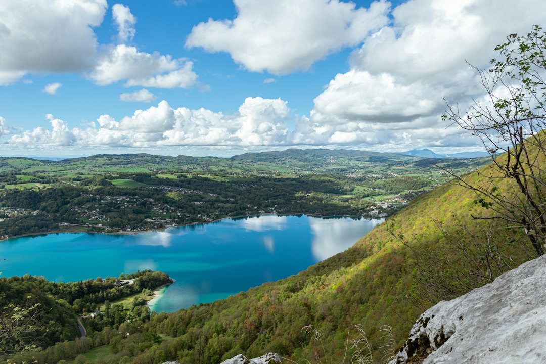 Vue du lac d'Aiguebelette depuis la montagne, en Savoie