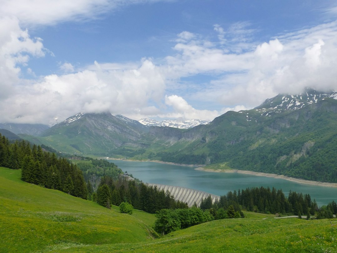 Lac et barrage de Roselend dans le Beaufortain, en Savoie