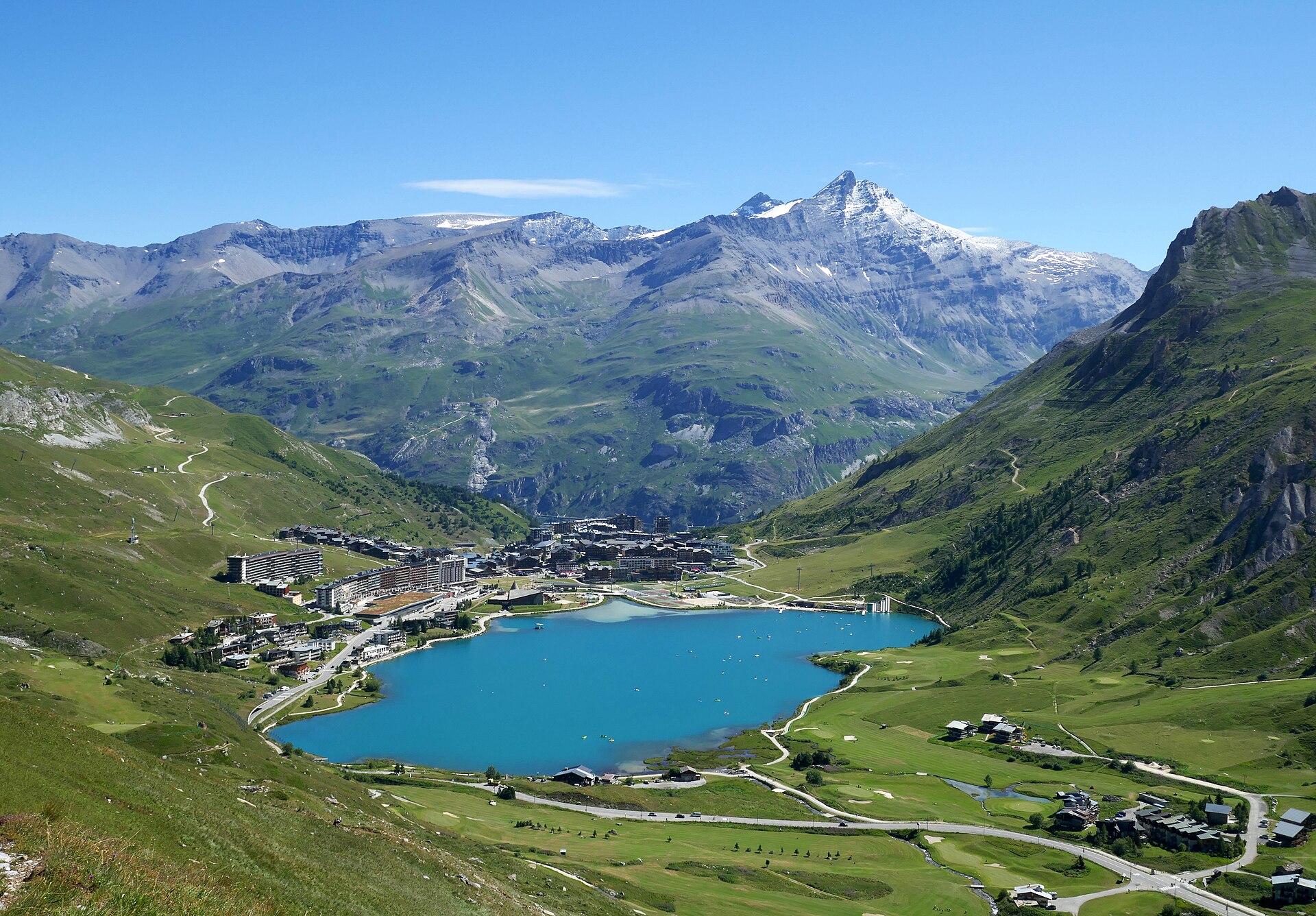 Le lac de Tignes au pied de la Grande Sassière