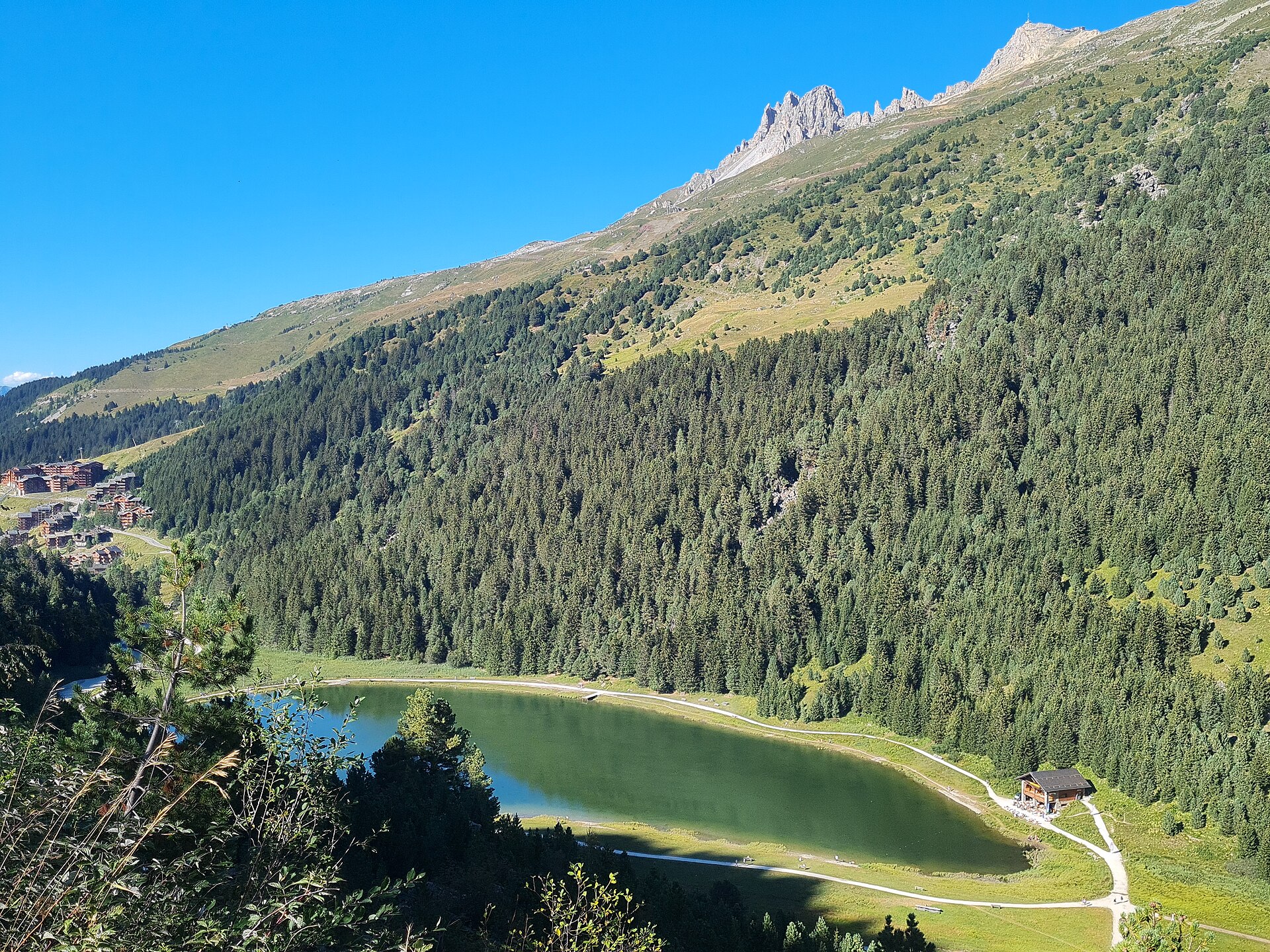 Le lac de Tuéda et la dent de Burgin, à Méribel-Mottaret