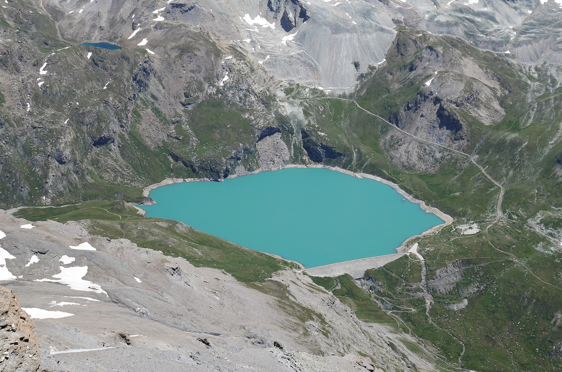 Le lac de la Sassière vu depuis les pentes de la Grande Sassière, au-dessus de Tignes