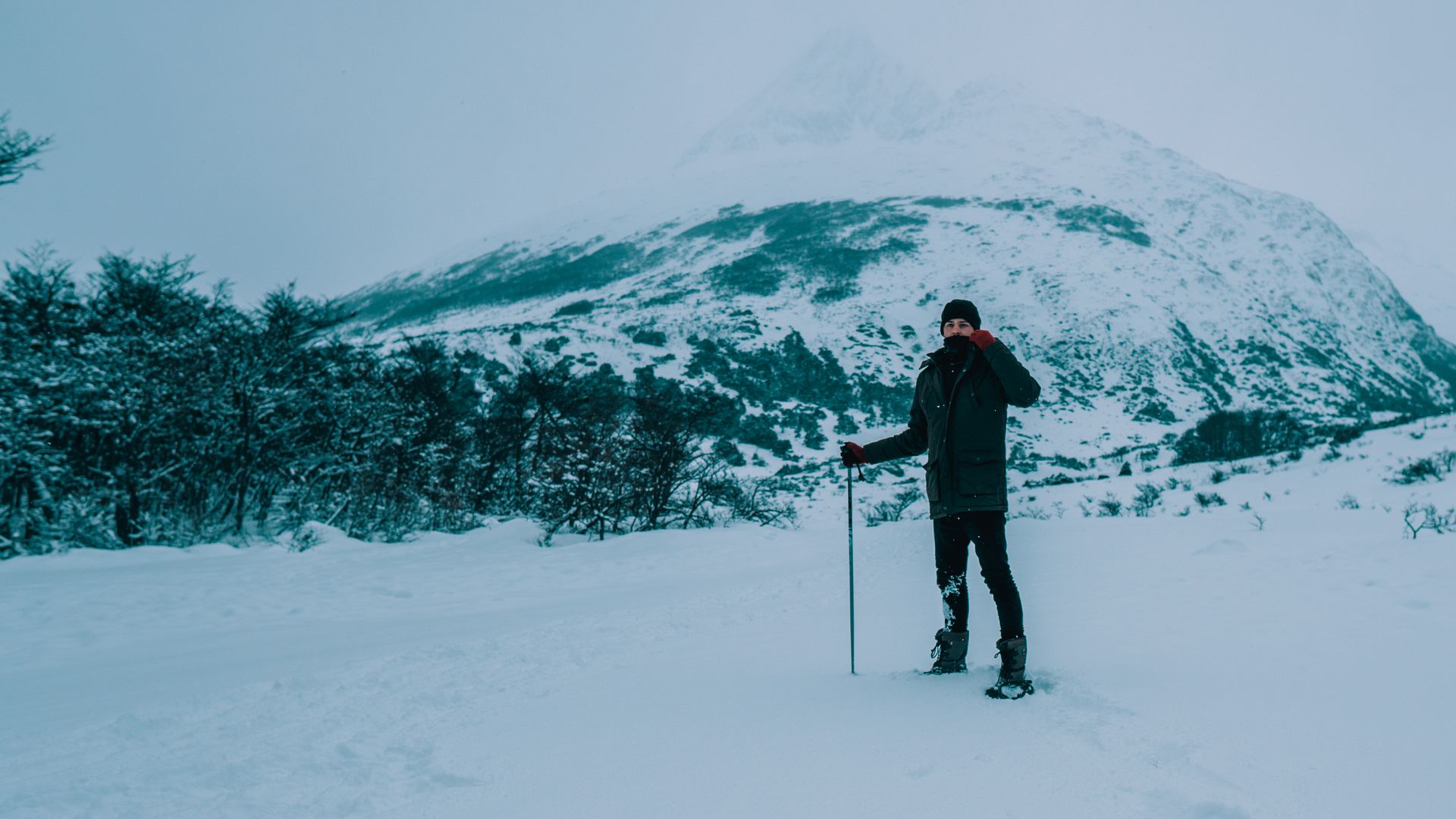 Randonneur en raquettes à neige dans un paysage de montagne enneigé