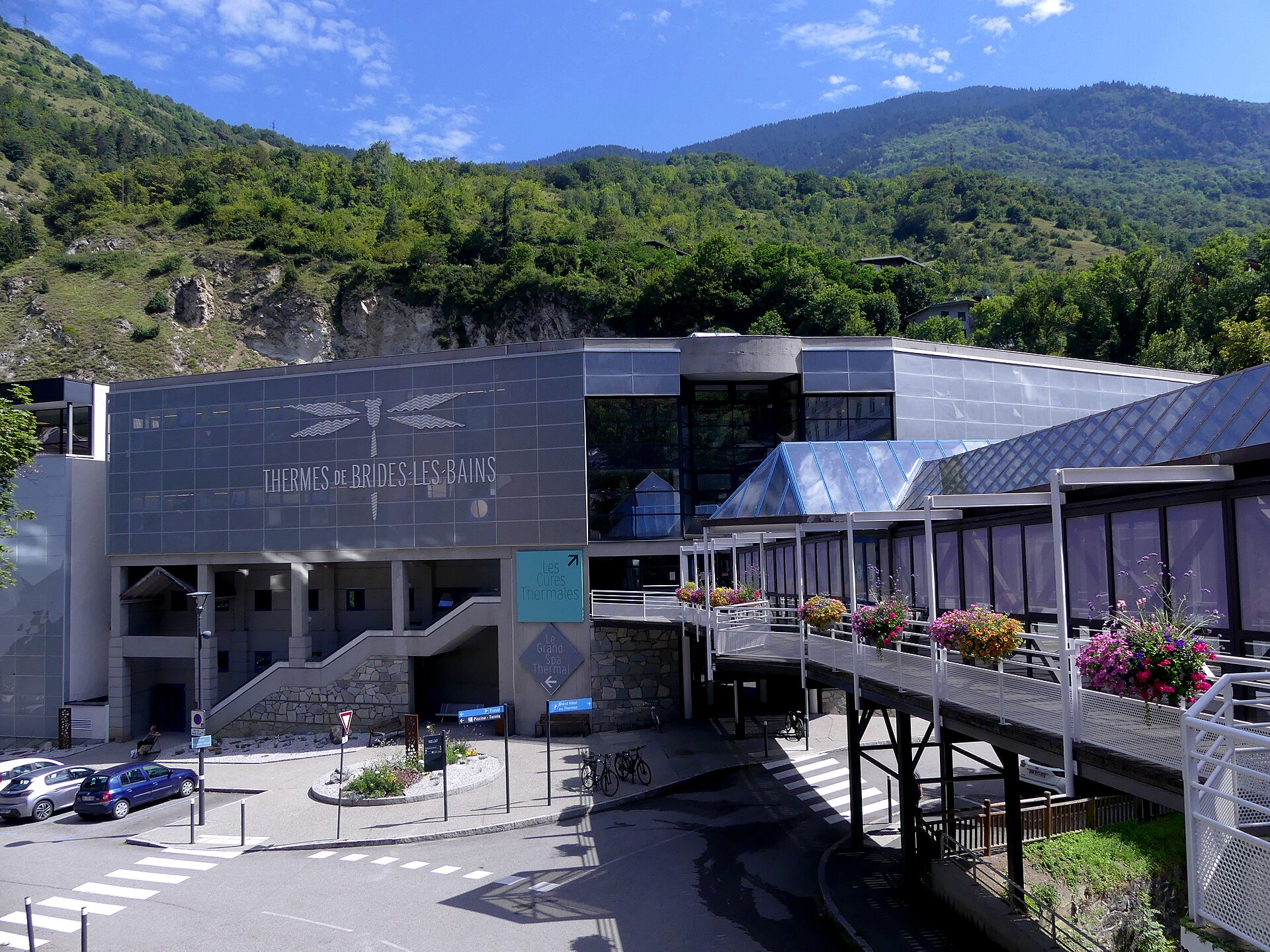 Les thermes de Brides-les-Bains au matin, en été