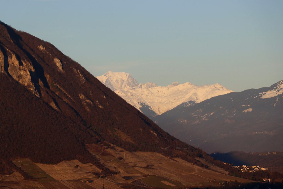 Vignobles en terrasses dans une vallée de Savoie, face au massif du Mont-Blanc enneigé