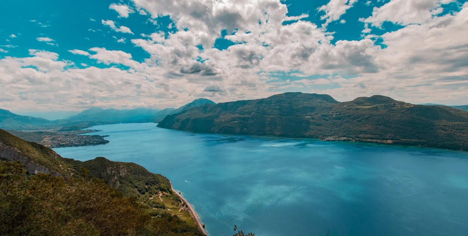 Vue sur le lac du Bourget, en Savoie