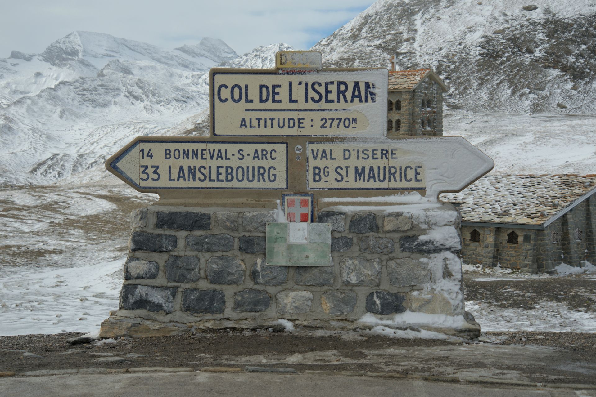 Panneau du col de l'Iseran enneigé, entre Bonneval-sur-Arc et Val d'Isère
