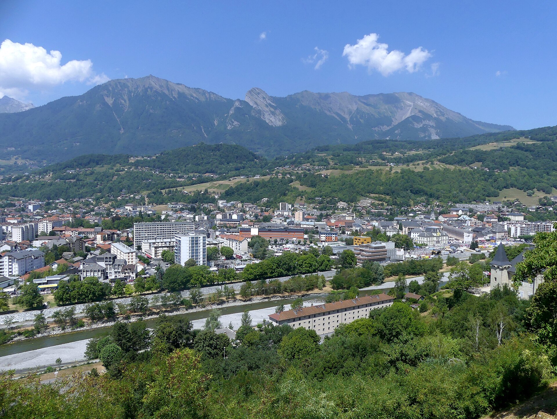 Vue d'ensemble d'Albertville depuis le belvédère de la cité médiévale de Conflans
