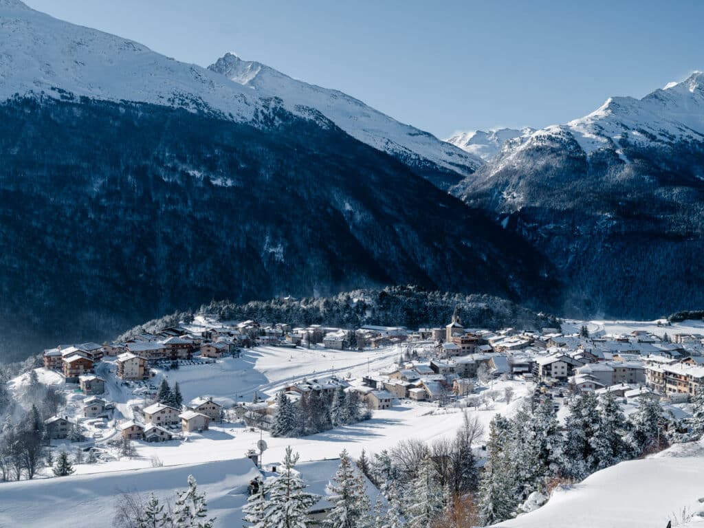 Village d'Aussois en Haute-Maurienne sous la neige