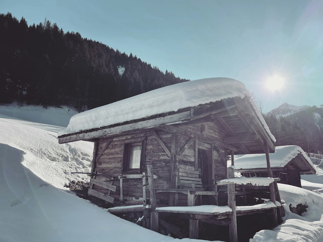 Chalet d'alpage sous la neige dans le Beaufortain, en Savoie