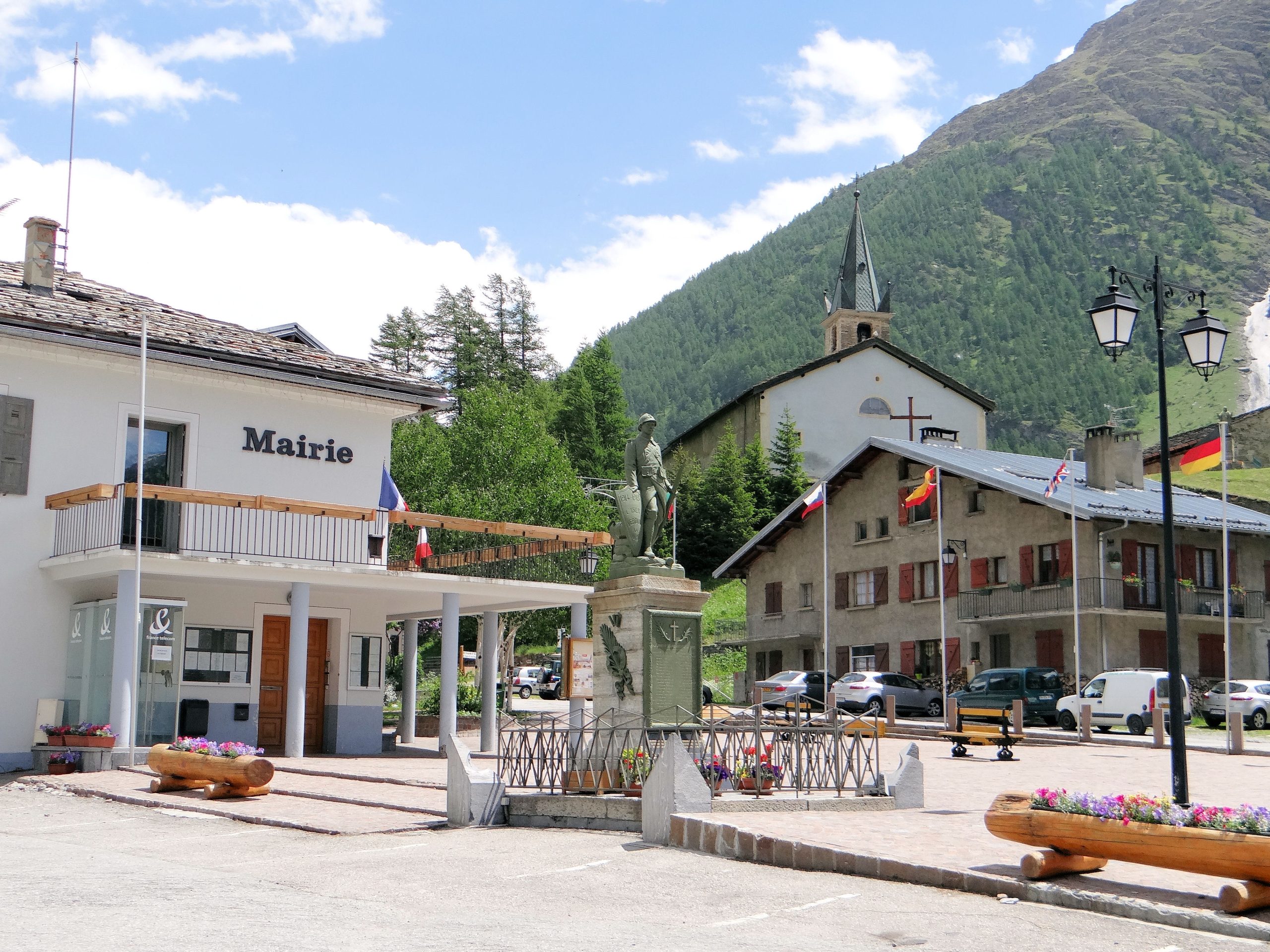 Bessans en Haute-Maurienne : la mairie, le monument aux morts et l'église Saint-Jean-Baptiste