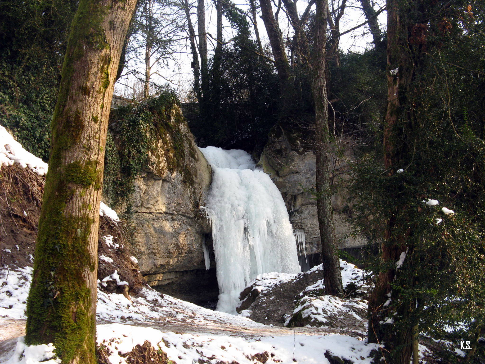 Cascade de Jacob gelée en hiver, à Jacob-Bellecombette près de Chambéry