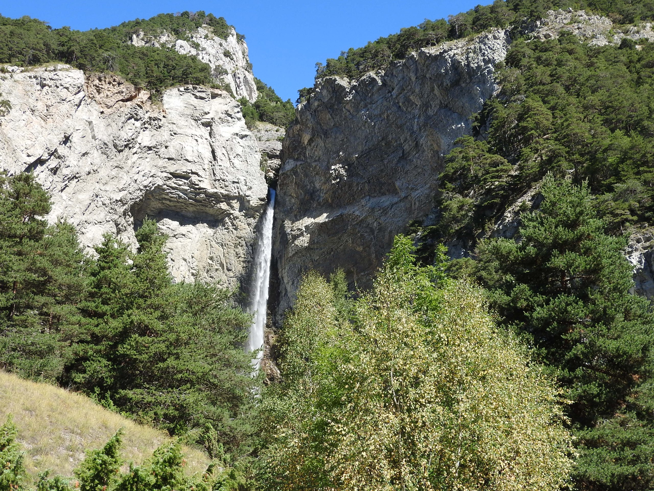 Cascade de Saint-Benoît entre deux falaises, à Avrieux en Haute-Maurienne