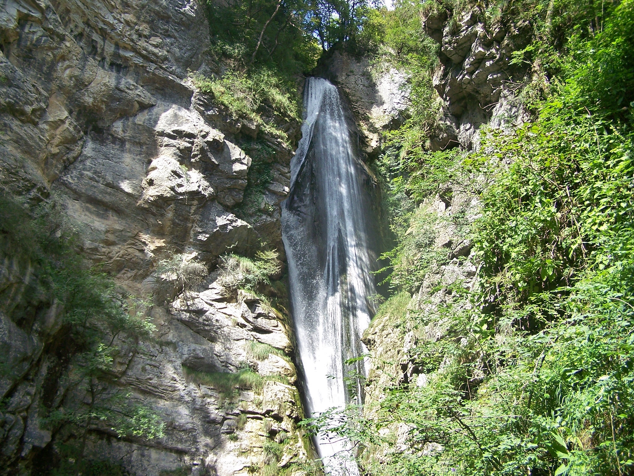 Grande cascade de la Doria dans sa falaise, à Saint-Jean-d'Arvey