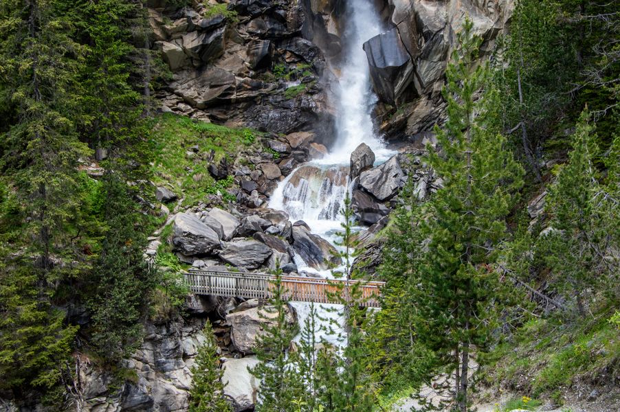Cascade de la Fraîche et sa passerelle en bois, à Pralognan-la-Vanoise