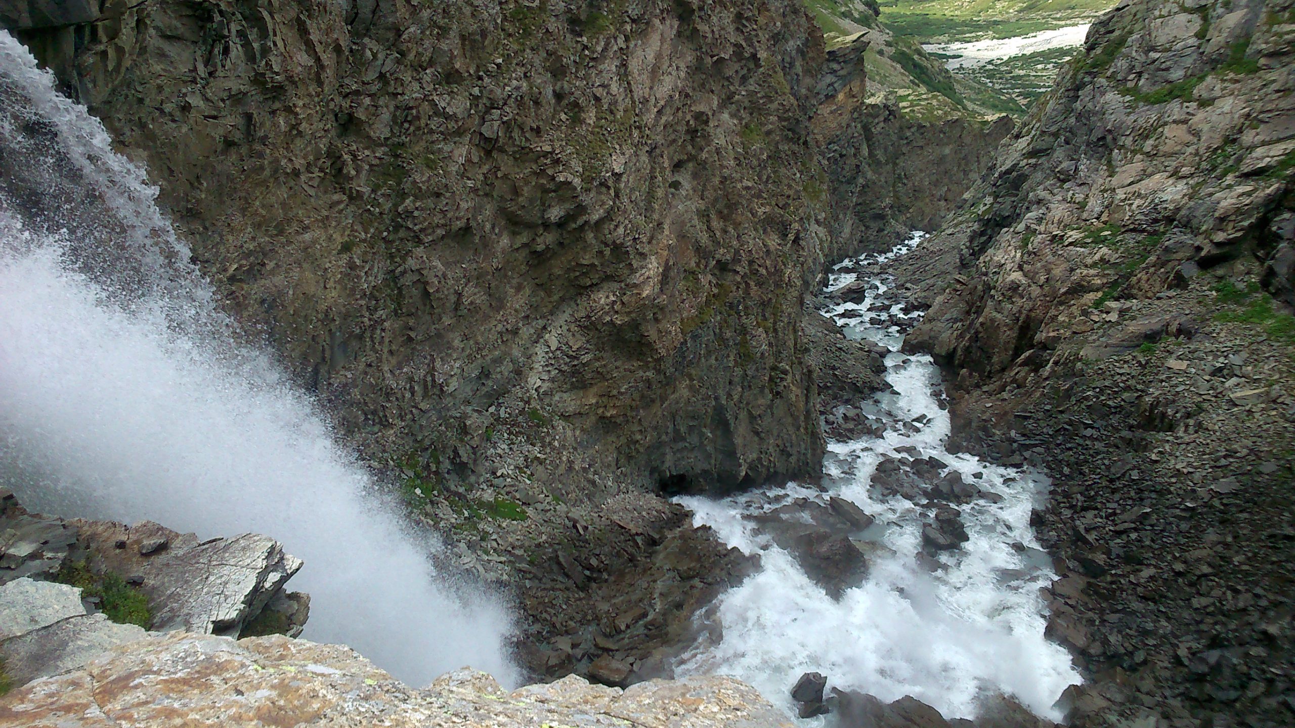 Vue plongeante depuis le haut de la cascade de la Reculaz, au-dessus de Bonneval-sur-Arc