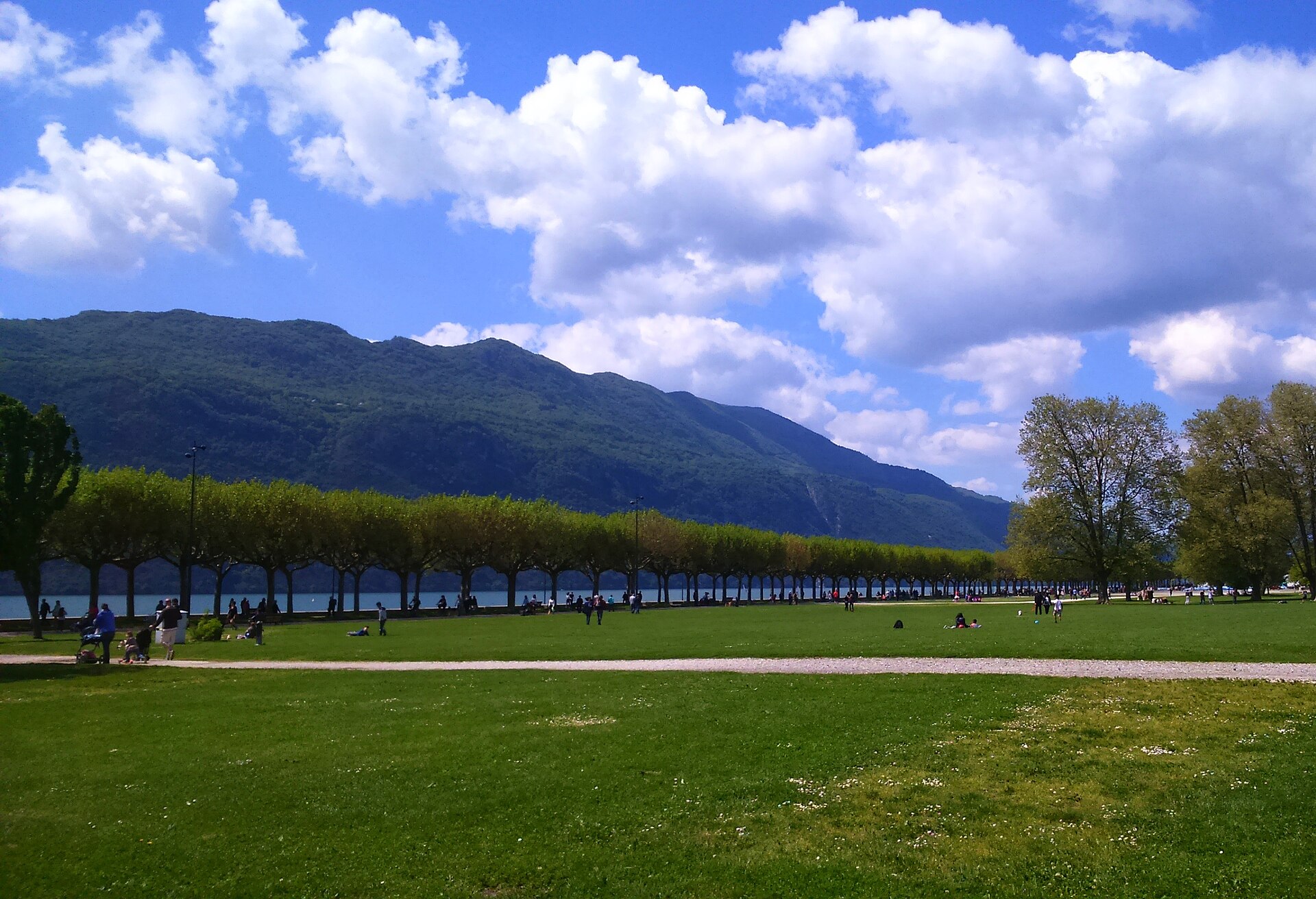 L'Esplanade du lac à Aix-les-Bains, au bord du lac du Bourget