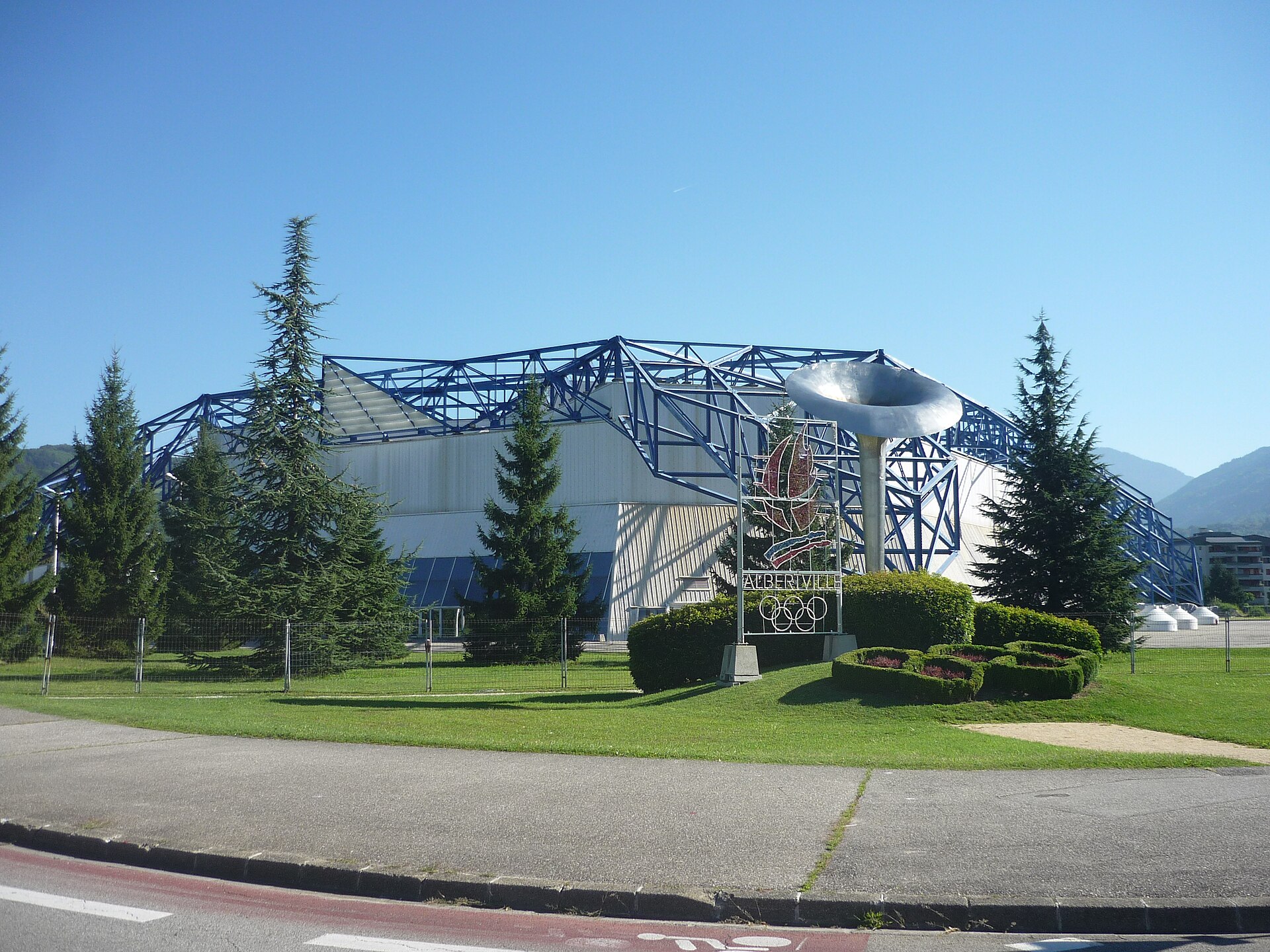La Halle olympique et la vasque des Jeux olympiques d'hiver de 1992 à Albertville