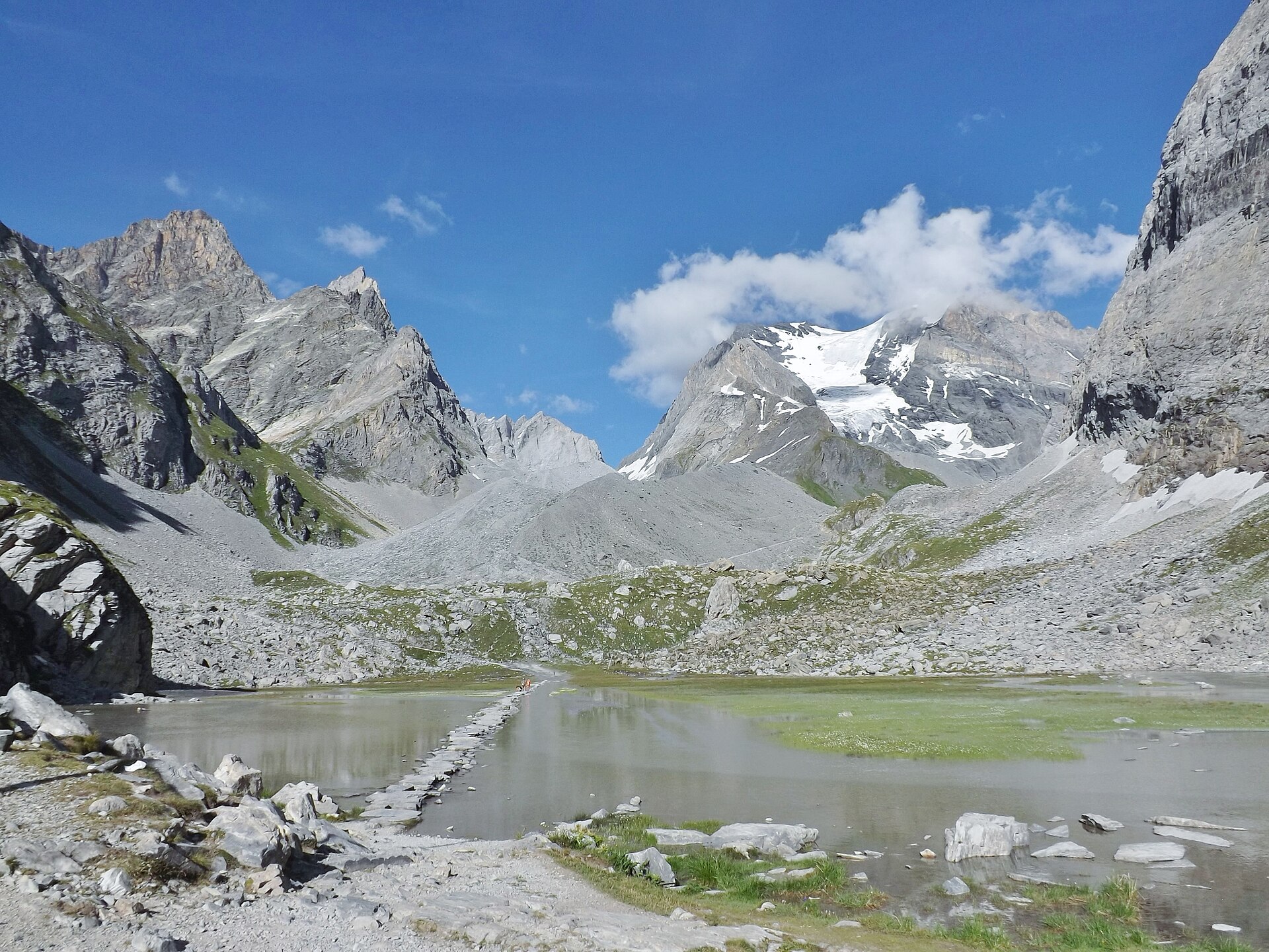 Le lac des Vaches et sa passerelle de pierres, au pied de la Grande Casse, dans le Parc national de la Vanoise