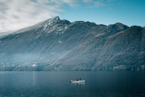 Matin d'automne sur le lac du Bourget à Aix-les-Bains, en Savoie