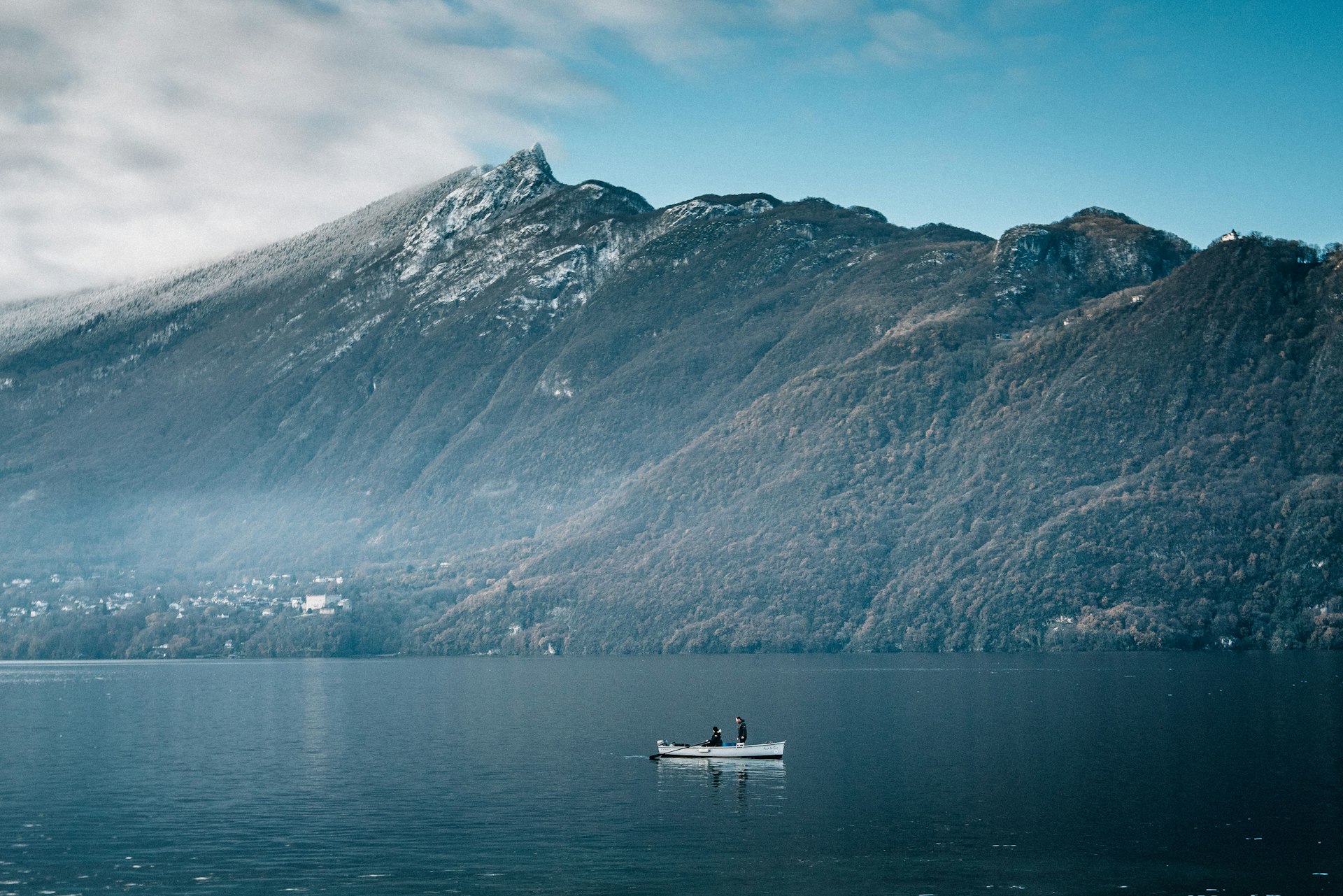 Matin d'automne sur le lac du Bourget à Aix-les-Bains, en Savoie